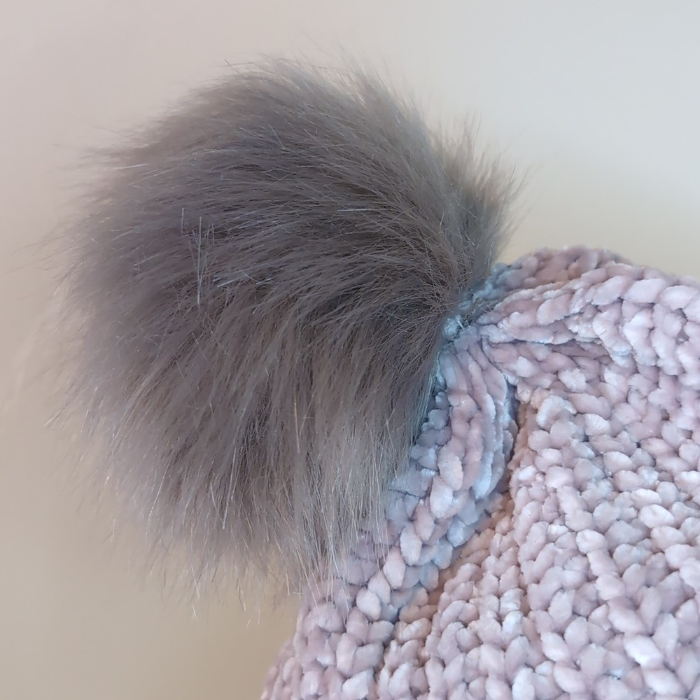 Women’s Muk Luks Faux Fur Pom Chenelle Winter Hat Beanie - Picture 2 of 9